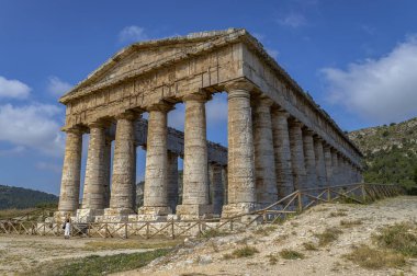 İtalya 'nın Sicilya eyaletinin Trapani iline bağlı Calatafimi Segesta belediyesine bağlı Segesta Tapınağı veya Büyük Tapınağı.