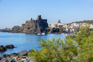 İtalya 'nın Sicilya eyaletindeki Aci Castello kıyı kasabasının manzarası
