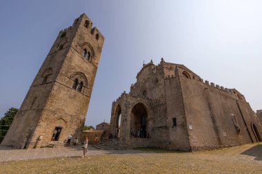 ERICE, ITALY, 29 Haziran 2023 - Erice 'nin Gerçek Katedrali (ayrıca Madrice Insigne Collegiata Kilisesi), daha çok bilinen adıyla Madrice of Erice, Trapani, Sicilya, İtalya