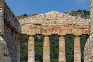 İtalya 'nın Sicilya eyaletinin Trapani iline bağlı Calatafimi Segesta belediyesine bağlı Segesta Tapınağı veya Büyük Tapınağı.