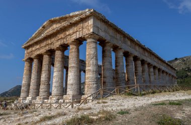 İtalya 'nın Sicilya eyaletinin Trapani iline bağlı Calatafimi Segesta belediyesine bağlı Segesta Tapınağı veya Büyük Tapınağı.
