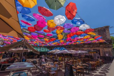 CATANIA, İtalya, 19 Haziran 2023 - Catania, Sicilya, İtalya 'daki balık pazarı yanındaki restoranlar