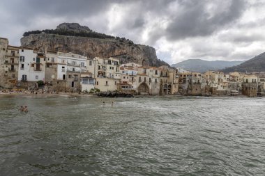 CEFALU, ITALY, 17 Haziran 2023 - Cefalu plajı, Palermo, Sicilya, İtalya