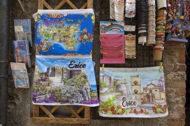 ERICE, ITALY, 29 Haziran 2023 - Satılık Erice hatıra formu, Trapani, Sicilya, İtalya;