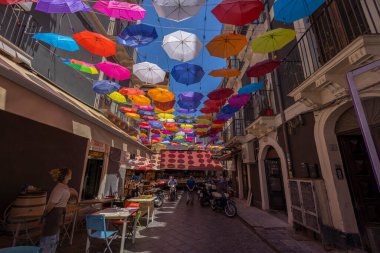 CATANIA, İtalya, 19 Haziran 2023 - Catania, Sicilya, İtalya 'daki balık pazarı yanındaki restoranlar