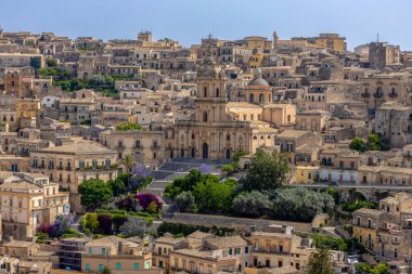 MODICA, ITALY, 23 Haziran 2023 - Modica 'nın panoramik manzarası ve Modica' daki Aziz George Katedrali, Ragusa, Sicilya, İtalya