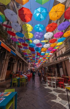 CATANIA, İtalya, 19 Haziran 2023 - Catania, Sicilya, İtalya 'daki balık pazarı yanındaki restoranlar