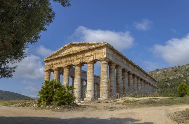 SEGESTA, İtalya, 1 Temmuz 2023 - Trapani, Sicilya, İtalya 'daki Calatafimi Segesta iline bağlı Segesta Tapınağı veya Büyük Tapınağı
