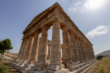 SEGESTA, İtalya, 1 Temmuz 2023 - Trapani, Sicilya, İtalya 'daki Calatafimi Segesta iline bağlı Segesta Tapınağı veya Büyük Tapınağı