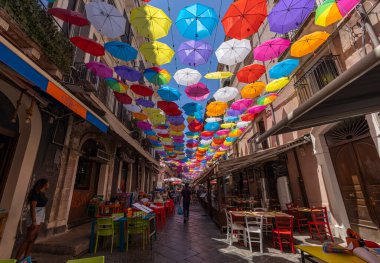 CATANIA, İtalya, 19 Haziran 2023 - Catania, Sicilya, İtalya 'daki balık pazarı yanındaki restoranlar