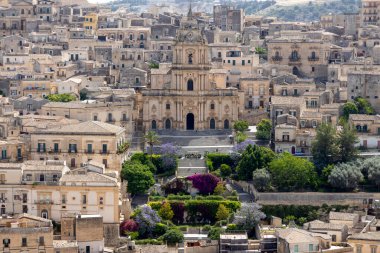 MODICA, ITALY, 23 Haziran 2023 - Modica 'nın panoramik manzarası ve Modica' daki Aziz George Katedrali, Ragusa, Sicilya, İtalya