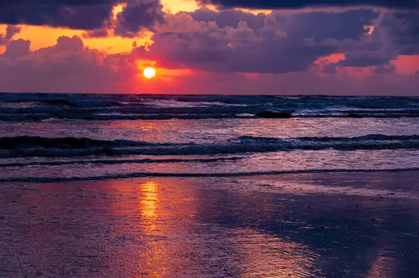 Washington eyaletinin parlak turuncu gün batımı