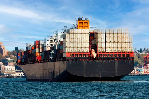 Kargo gemisi Seattle Limanı 'nda yükleme ve boşaltma için bekliyor.