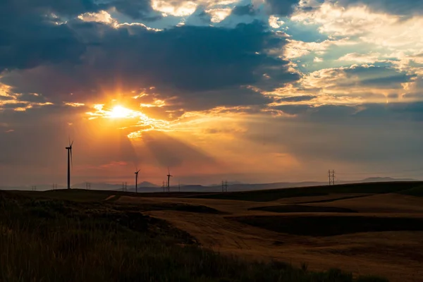 Denizin üzerinde güzel bir gün batımı