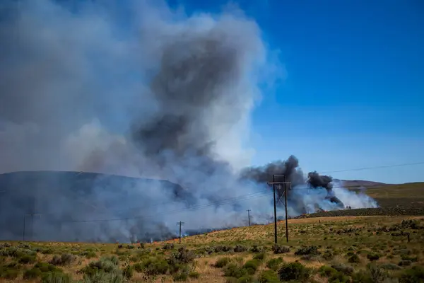Kara dumanlı çöl yangını.