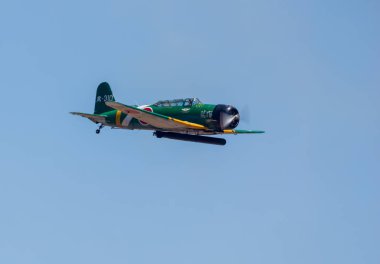 Gökyüzünde uçan uçak