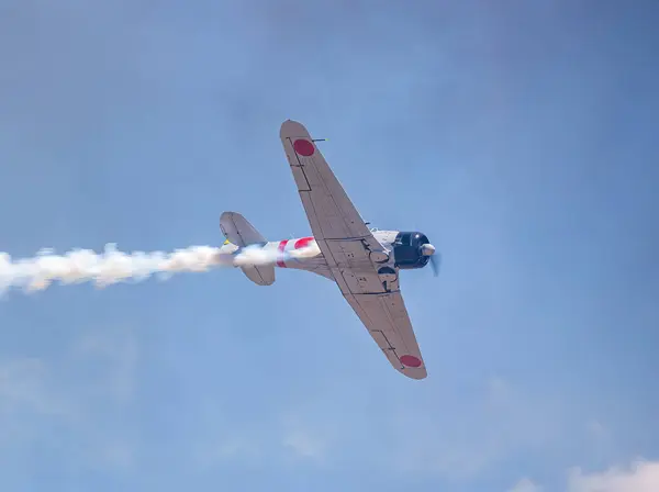 Uçak gökyüzünde uçuyor.