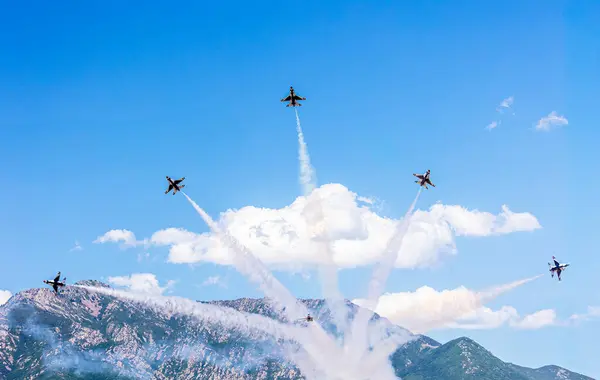 Arkasında gökyüzü olan askeri bir hava gösterisinde akrobatik takım