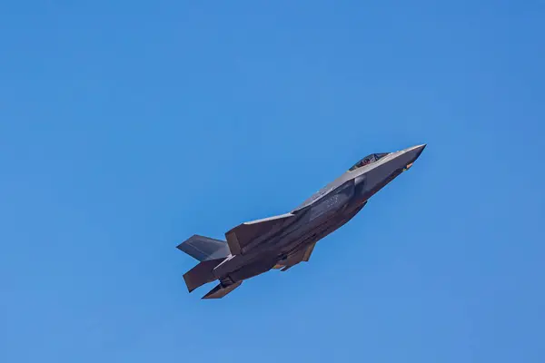 Bulutlu bir gökyüzünde uçan bir jet uçağı..