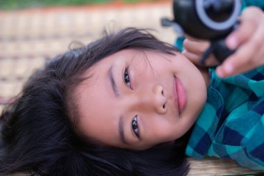 Gülümseyen kızlara yakın durun. Yaz zamanı, altın saat, gün batımı. SSTKHome