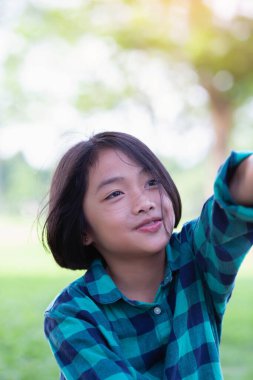 Gülümseyen kızlara yakın durun. Yaz zamanı, altın saat, gün batımı. SSTKHome