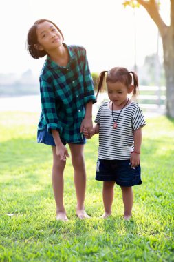 Parkta çalışan sevimli çocukların profil görüntüsü. El ele tutuşun. STKHome