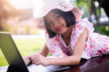 Dizüstü bilgisayarda park etmiş bir kız. Web tasarımı modeli