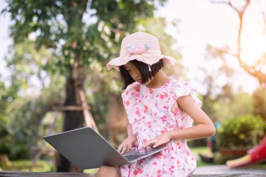 Dizüstü bilgisayarda park etmiş bir kız. Web tasarımı modeli