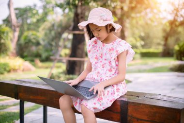 Dizüstü bilgisayarda park etmiş bir kız. Web tasarımı modeli