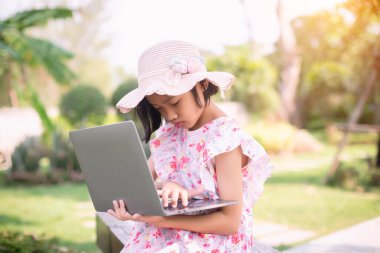 Dizüstü bilgisayarda park etmiş bir kız. Web tasarımı modeli