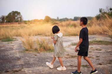 Çocuk silueti, çocuğun sevinç anları. Doğanın günbatımında yumuşak ve bulanık arka planda