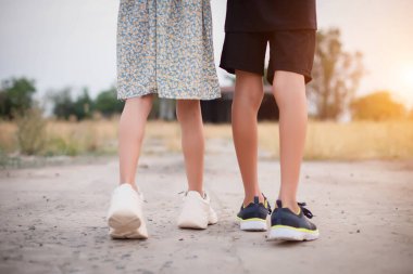 Çocuk silueti, çocuğun sevinç anları. Doğanın günbatımında yumuşak ve bulanık arka planda