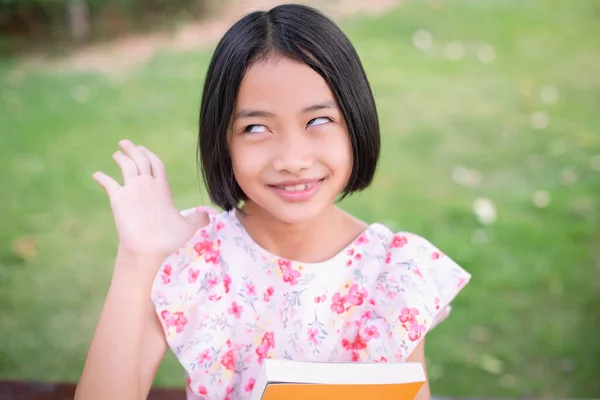 Gadis Yang Menunjukkan Tanda Cinta Dengan Tangan Bahagia Cerah Gaun — Stok Foto