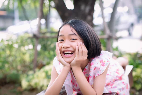 Gadis Yang Menunjukkan Tanda Cinta Dengan Tangan Bahagia Cerah Gaun — Stok Foto
