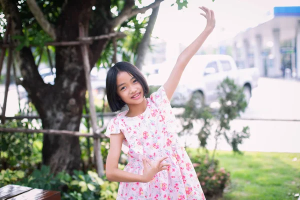 Девушка Показывает Знак Любви Рукой Счастливый Яркий Веселое Белое Платье — стоковое фото