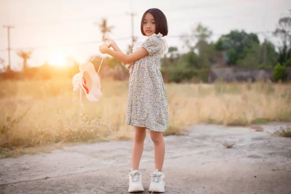 Κορίτσι Χέρι Κρατώντας Σιλουέτα Καρδιά — Φωτογραφία Αρχείου