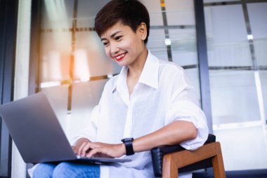 İş kadınları klavyeyi emek veya not defterine yazıyorlar, iş dünyası online kavramı.