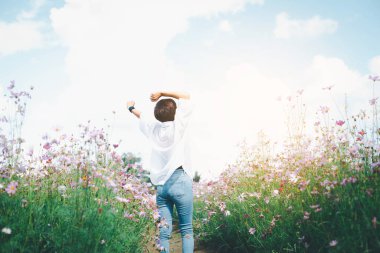 Gün batımının altında genç bir kadın