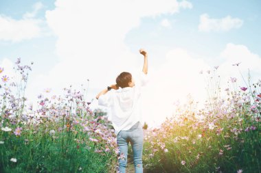 Gün batımının altında genç bir kadın