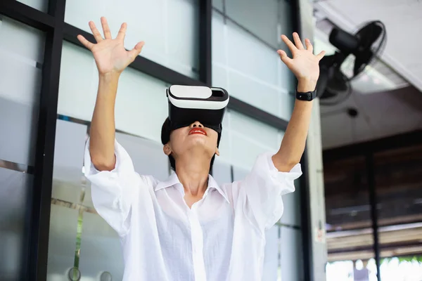 Jong Meisje Kind Kind Spelen Virtual Reality Spel Houden Bril — Stockfoto