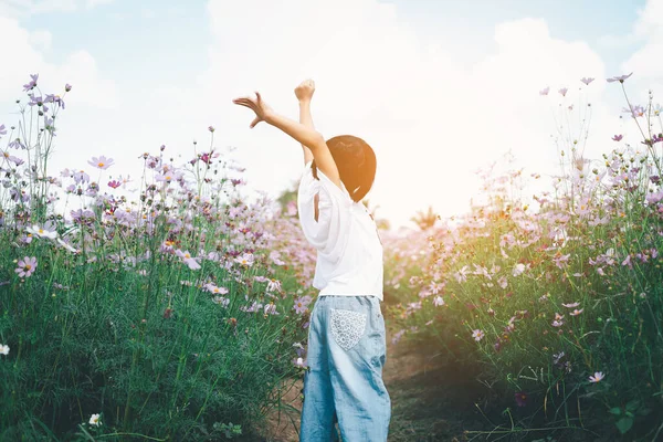 güzel kız yaz güneşin tadını