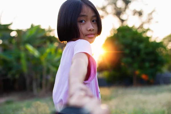 Gadis Kecil Yang Lucu Padang Rumput — Stok Foto