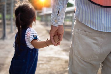 baba ve kızı güneş paneli ile