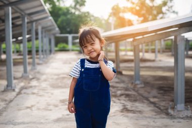 kız güneş paneli ile sahada oynuyor
