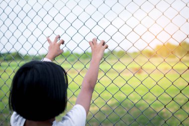 ızgara arkasındaki kız