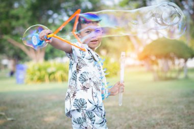 Bahar parkında balonlu mutlu çocuk.