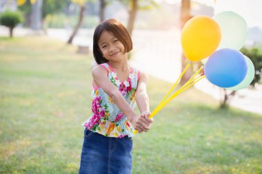 Kız Balonlu bir alanda yürüyüş