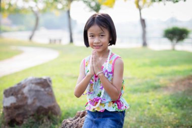 Yaz günü çayırda tatlı küçük bir kız.