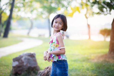 Yaz günü çayırda tatlı küçük bir kız.