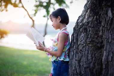 Kitaba bakan bir çocuk.